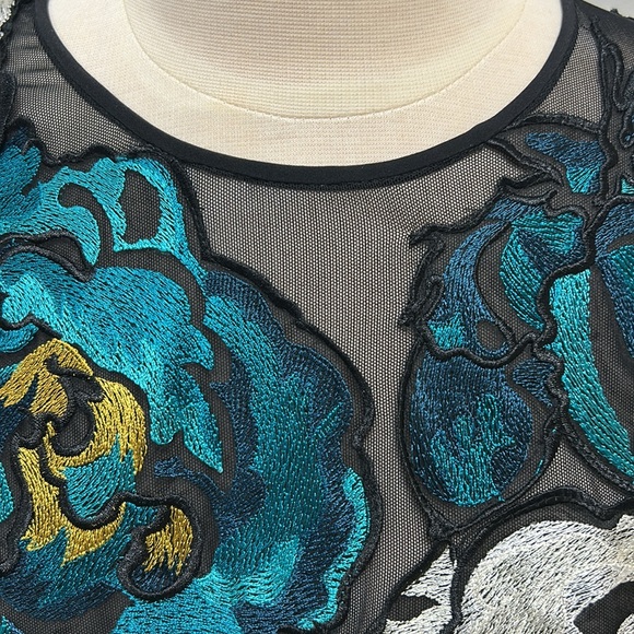 Striking Carlisle Black, Green, White, Gold Graphic Ruffled Top, 14 - Picture 7 of 14